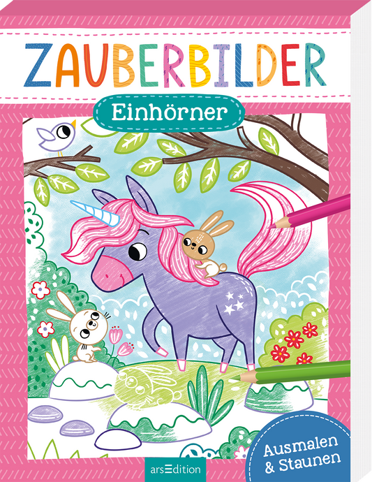 Man sieht die 3D-Ansicht des Malblocks. Das Buchcover zeigt ein fröhliches, cartoonhaftes Einhorn mit einer pinken Mähne in einer bunten Naturkulisse. Neben dem Einhorn sind ein lächelnder Hase und ein Vogel abgebildet. Der Hintergrund ist in sanften Blau- und Grüntönen gehalten, während der Titel „ZAUBERBILDER“ in bunten, verspielten Buchstaben hervorsticht. Darunter steht in einer hellblauen Schrift „Einhörner“. Ganz unten mittig steht der Logoschriftzug von arsEdition.