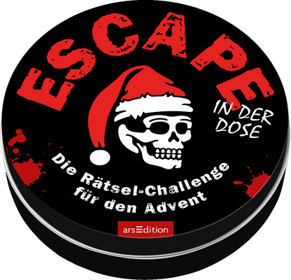 Das Buchcover zeigt einen schwarzen Hintergrund, auf dem der Titel „ESCAPE IN DER DOSE“ in großen, rot gestalteten Buchstaben prangt. Eine Weihnachtsmütze thront auf einem stilisierten, weißen Totenkopf, der zentral platziert ist. Darunter steht klein „Die Rätsel-Challenge für den Advent“ in schlichter, weißer Schrift. Die Atmosphäre wirkt geheimnisvoll und weihnachtlich zugleich, mit einem Hauch von Abenteuer. Ganz unten mittig steht der Logoschriftzug von arsEdition.