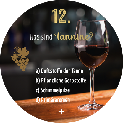 Gezeigt wird eine Innen- oder Zusatzansicht von „Adventskalender in der Dose. Einschenken ist auch schenken!“ Der Kreis zeigt eine elegante Weinglasansicht mit rotem Wein, platziert auf einer Holzoberfläche. Im Hintergrund verschwommen erkennbar sind weiche, farbige Lichter, die eine festliche Atmosphäre schaffen. Die Frage „Was sind Tannine?“ und die Antwortoptionen a) bis d) sind in einer klaren, gut lesbaren Schrift dargestellt. Die Hauptfarbe ist ein tiefes Rot, ergänzt durch...