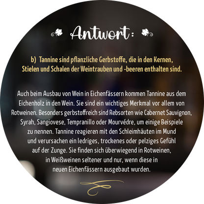Gezeigt wird eine Innen- oder Zusatzansicht von „Adventskalender in der Dose. Einschenken ist auch schenken!“ Die Ansicht zeigt eleganten Text in einer geschwungenen, goldenen Schrift auf dunklem Hintergrund. Umgeben von dezenten, blattartigen verzierten Elementen in Weiß und Gold, vermittelt das Design eine festliche und ansprechende Atmosphäre. In der Mitte befindet sich ein runder Rahmen mit der herausgestellten Überschrift „Antwort:“, die klar lesbar und einladend wirkt.