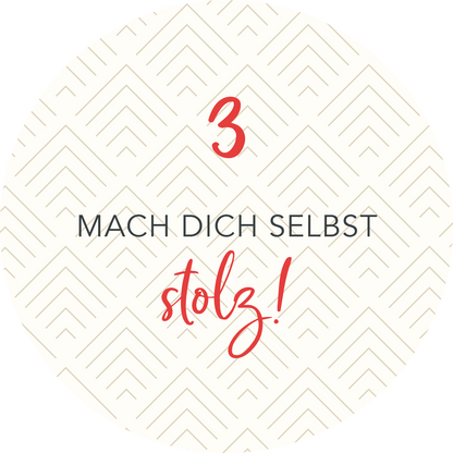 Gezeigt wird eine Innen- oder Zusatzansicht von „Adventskalender in der Dose. Fit im Advent“. Die Gestaltung zeigt einen runden, beigen Hintergrund mit einem geometrischen Muster aus feinen, goldenen Linien in Form von Dreiecken. Im Vordergrund ist die große, rote Zahl „3“ platziert, gefolgt von dem Text „MACH DICH SELBST“ in schwarzer, eleganter Schrift und dem Wort „stolz!“ in einer dynamischen, handschriftlichen Schriftart in Rot.