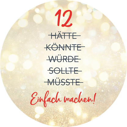 Gezeigt wird eine Innen- oder Zusatzansicht von „Adventskalender in der Dose. Fit im Advent“. Der Hintergrund ist mit sanften, goldenen Lichtpunkten gestaltet und vermittelt eine festliche Atmosphäre. In der Mitte steht die Nummer „12“ in kräftigem Rot. Darunter sind die Worte „HÄTTE“, „KÖNNTE“, „WÜRDE“, „SOLLTE“ und „MÜSSTE“ in grauer Schrift, jeweils durchgestrichen. Am unteren Rand steht in roter Schrift „Einfach machen!“.