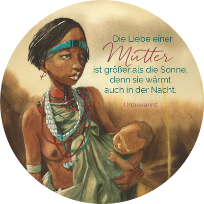 Gezeigt wird eine Innen- oder Zusatzansicht von „Adventskalender in der Dose. Mama“. Die Darstellung zeigt eine junge Mutter mit einem Baby auf dem Arm, umgeben von sanften Erdtönen. Ihre Hautfarbe wird durch die warmen Farbtöne betont, und sie trägt farbenfrohen Schmuck. Der Text „Die Liebe einer Mutter ist größer als die Sonne, denn sie wärmt auch in der Nacht“ ist in einer Kombination aus klarer und geschwungener Typografie gesetzt, wobei das Wort „Mutter“ hervorgehoben ist.