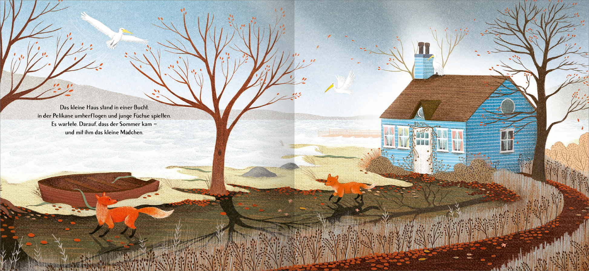 Gezeigt wird eine Innen- oder Zusatzansicht von „Das kleine Haus am Meer“. Die Illustration zeigt ein charmantes, blaues Haus am Ufer, umgeben von herbstlich gefärbten Bäumen ohne Blätter. Ein Brauner Weg schlängelt sich durch das Landschaftsbild. Im Vordergrund sind zwei orangefarbene Füchse zu sehen, während am Himmel weiße Möwen fliegen. Die sanften Farben und die liebevolle Typografie vermitteln eine ruhige, einladende Atmosphäre.