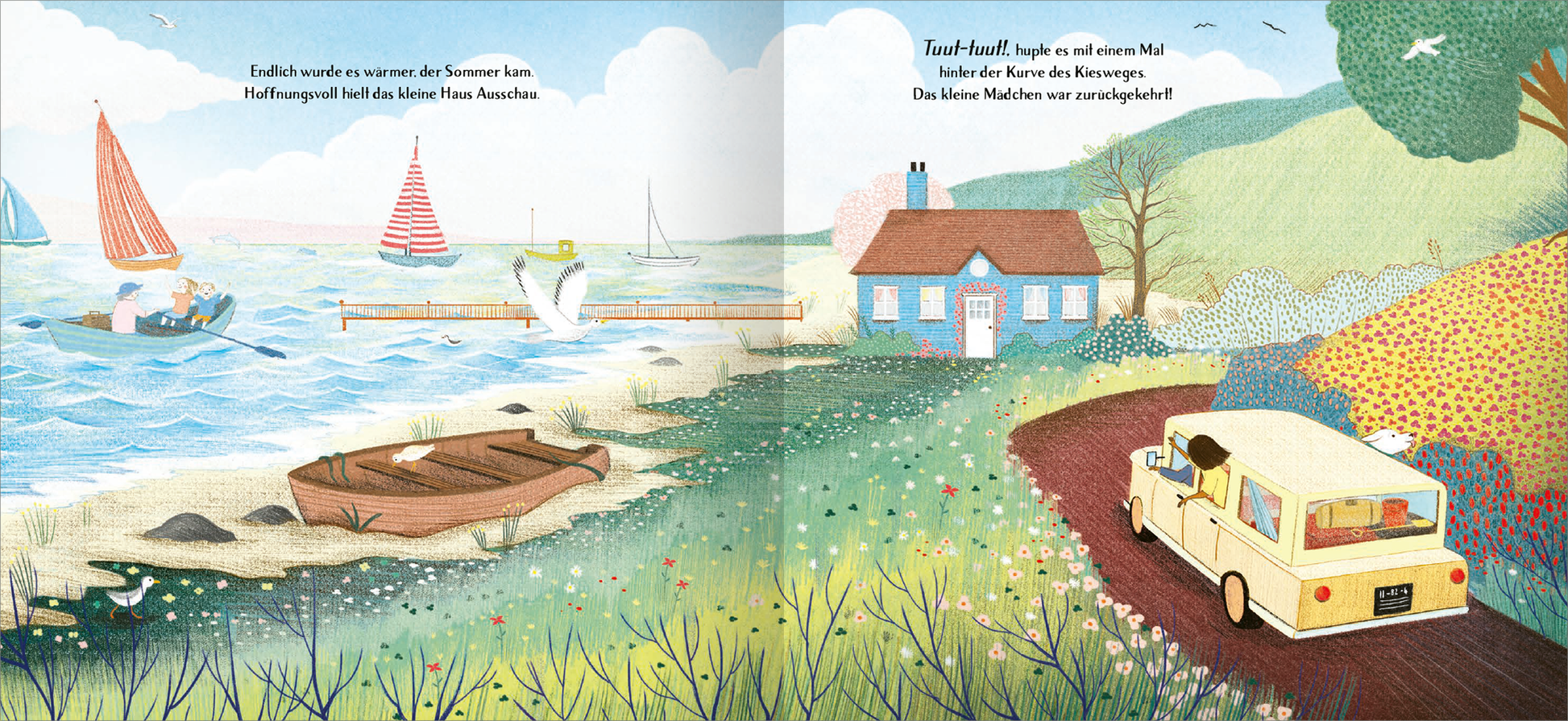 Gezeigt wird eine Innen- oder Zusatzansicht von „Das kleine Haus am Meer“. Die Illustration zeigt eine sonnige Küstenlandschaft mit einem blauen Himmel und sanften Wellen. Segelboote und Schwäne sind im Wasser zu sehen. Im Vordergrund befindet sich ein braunes Boot und grüne Wiesen mit bunten Blumen. Auf der rechten Seite steht ein hellblaues Haus mit rotem Dach, während ein gelbes Auto am Wegesrand parkt. Die Schrift ist klar und gut lesbar, in freundlichen, warmen Farben gehalten.