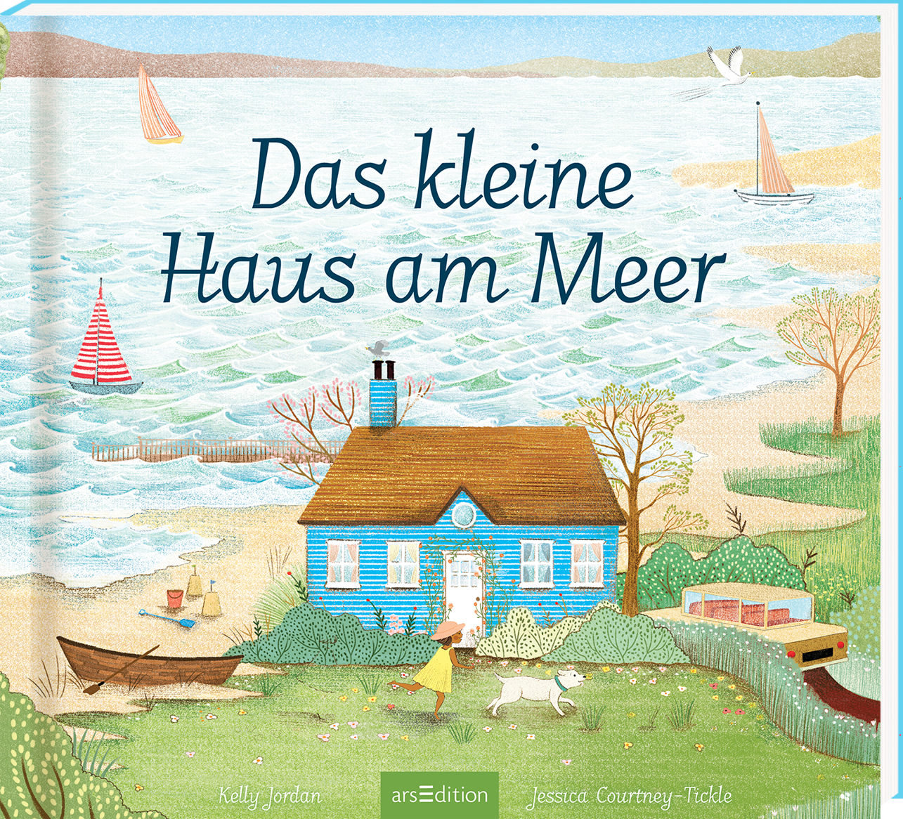 Auf dem Cover „Das kleine Haus am Meer“ von Kelly Jordan und Jessica Courtney-Tickle ist ein idyllisches, hellblaues Haus mit einem braunen Satteldach abgebildet. Es steht umgeben von bunten Pflanzen und einem weißen Hund. Im Hintergrund glitzert das Meer, während kleine Segelboote auf den Wellen schippern. Die Schrift ist verspielt und in einer geschwungenen Typografie gehalten. Ein SPIEGEL-Bestseller-Button ist in der unteren Ecke sichtbar. Ganz unten mittig steht der Logoschriftzug von...