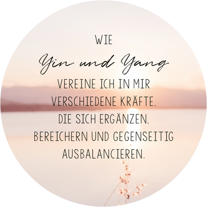 Gezeigt wird eine Innen- oder Zusatzansicht von „Yoga-Auszeiten für Körper und Geist“. Der Text ist in einer Kombination aus geschwungener Schrift und klaren, serifenlosen Buchstaben gestaltet. In der oberen Hälfte steht „Wie Yin und Yang“ in eleganter, handschriftlicher Schriftart, gefolgt von einer klaren, sachlichen Typografie für den restlichen Satz. Der Hintergrund zeigt sanfte, warme Farbtöne, die an einen Sonnenuntergang erinnern, was eine beruhigende Atmosphäre vermittelt.
