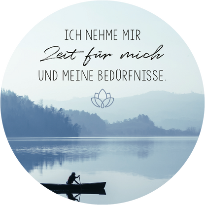 Gezeigt wird eine Innen- oder Zusatzansicht von „Yoga-Auszeiten für Körper und Geist“. Die Ansicht zeigt eine sanfte, neblige Landschaft mit einem See und einem einzelnen Ruderer. Über dem Bild steht in eleganter, geschwungener Schrift der Satz „Ich nehme mir Zeit für mich“ in Schwarz, ergänzt durch eine serifenlose Schrift für „und meine Bedürfnisse“ in dezentem Grau. In der Mitte befindet sich ein zartes Lotus-Symbol, welches die beruhigende Atmosphäre unterstreicht. Die...