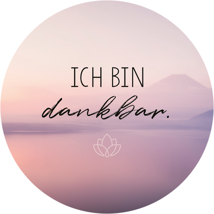 Gezeigt wird eine Innen- oder Zusatzansicht von „Yoga-Auszeiten für Körper und Geist“. Der Hintergrund ist in sanften Rosa- und Lilatönen gehalten und vermittelt eine ruhige, meditative Stimmung. In der Mitte steht der Text „ICH BIN dankbar.“ in einer Kombination aus klarer serifenloser Schrift und einer geschwungenen, handschriftlichen Schriftart. Unterhalb des Textes ist ein zartes Lotussymbol abgebildet, das für Achtsamkeit und innere Ruhe steht.