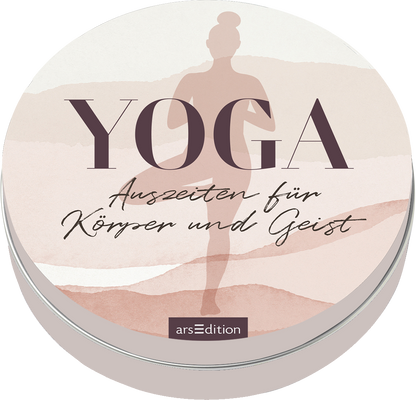 Das Buchcover zeigt eine sanfte, pastellfarbene Landschaft in Rosa- und Beigetönen. In der Mitte steht in großen, dunkelbraunen Buchstaben das Wort „YOGA“. Darunter folgt der Schriftzug „Auszeiten für Körper und Geist“ in einer eleganten, geschwungenen Schrift. Im Hintergrund ist die Silhouette einer Frau in einer Yoga-Pose zu sehen, die Ruhe und Ausgeglichenheit ausstrahlt. Ganz oben links ist ein SPIEGEL-Bestseller-Button abgebildet. Ganz unten mittig steht der Logoschriftzug von...