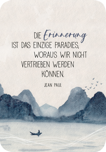 Gezeigt wird eine Innen- oder Zusatzansicht von „Hoffnung für dich“. Die Darstellung zeigt einen sanften, aquarellierten Hintergrund in Blautönen mit bergigen Silhouetten und einem ruhigen Gewässer. Im Vordergrund steht ein schlichtes, modernes Boot. Der zentrale Text ist in einer klaren Kombination aus verschnörkelter und einfacher Schrift, wobei „Die Erinnerung“ hervorgehoben ist. Der Inhalt vermittelt eine nachdenkliche Botschaft und schafft eine besinnliche Atmosphäre.