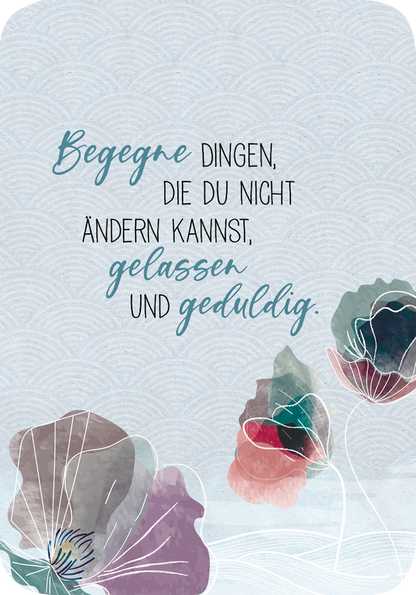 Gezeigt wird eine Innen- oder Zusatzansicht von „Hoffnung für dich“. Die Illustration zeigt einen sanften, hellblauen Hintergrund mit einem Muster von Wellen. Im Vordergrund sind zarte, watercolorähnliche Blumen in verschiedenen Farben, darunter Rosa und Grün, angeordnet. Der Text in geschwungener Schrift besagt: „Begegne Dingen, die du nicht ändern kannst, gelassen und geduldig.“ Die Schrift ist in einer eleganten Kornblumenfarbe gehalten und harmoniert mit der floralen Gestaltung.