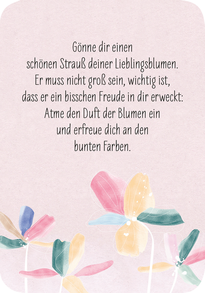 Gezeigt wird eine Innen- oder Zusatzansicht von „Hoffnung für dich“. Die sanfte, rosa Hintergrundfarbe schafft eine beruhigende Atmosphäre. In der Mitte steht der Text in einer klaren, verspielten Schriftart und vermittelt eine positive Botschaft über die Freude an Blumen. Unterhalb des Textes sind stilisierte, bunte Blumen in sanften Farben wie Pink, Gelb und Blau abgebildet, die dem Design Lebendigkeit verleihen und die zentrale Botschaft visuell unterstützen.