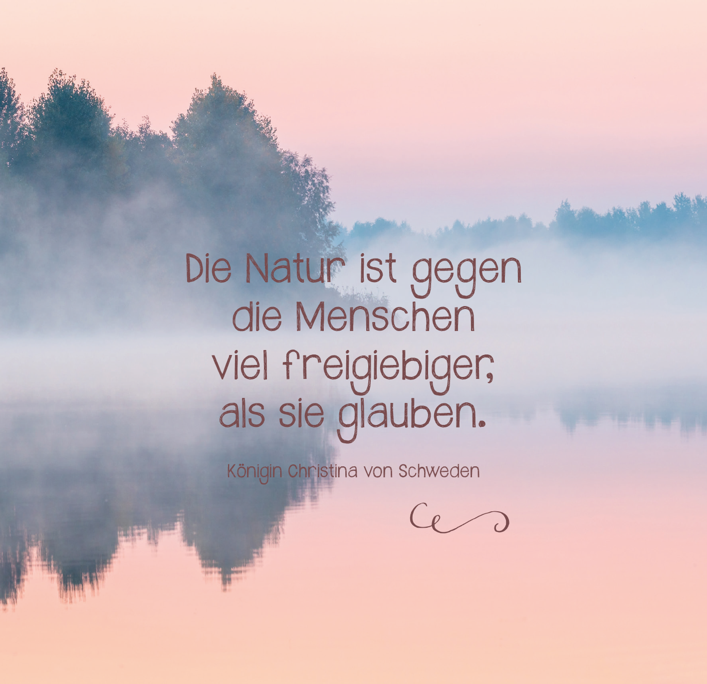 Gezeigt wird eine Innen- oder Zusatzansicht von „Uralte Weisheiten der Bäume“. Der Schriftzug „Die Natur ist gegen die Menschen viel freigiebiger, als sie glauben.“ ist in einer sanften, geschwungenen Typografie in einer warmen Braunfarbe gehalten. Der Hintergrund zeigt eine ruhige, neblige Wasserfläche, umgeben von sanften, bläulichen und rosafarbenen Tönen des Sonnenaufgangs und silhouettierten Baumkronen. Der Gesamteindruck vermittelt eine harmonische Verbindung zur Natur.