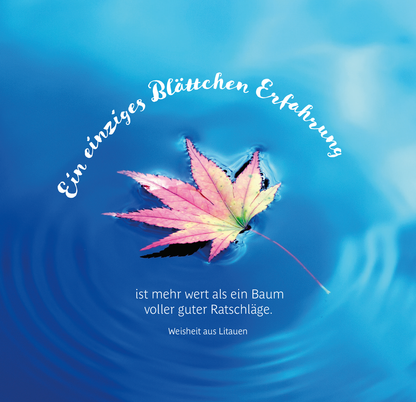 Gezeigt wird eine Innen- oder Zusatzansicht von „Uralte Weisheiten der Bäume“. Der Hintergrund ist in sanften Blau- und Türkistönen gehalten, mit einer harmonischen Wellenstruktur. In der Mitte schwimmt ein rotes Ahornblatt, das sich im Wasser spiegelt. Über dem Blatt steht die Schrift „Ein einziges Blättchen Erfahrung“ in verspielter, weißer Typografie. Darunter folgt der Text „ist mehr wert als ein Baum voller guter Ratschläge“ in klarerer, blauer Schrift. Am unteren Rand...