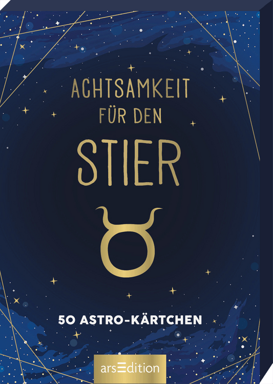 Das Buchcover zeigt einen tiefblauen Hintergrund, der mit goldenen Sternen und einer stilisierten Darstellung des Sternzeichens „Stier“ verziert ist. Zentral steht der Titel „ACHTSAMKEIT FÜR DEN STIER“ in elegantem, goldenen Schriftzug, wobei das Wort „STIER“ besonders hervorstechen. Unterhalb des Titels sind die Worte „50 ASTRO-KÄRTCHEN“ in kleinerer Schrift platziert. Ganz unten mittig steht der Logoschriftzug von arsEdition.