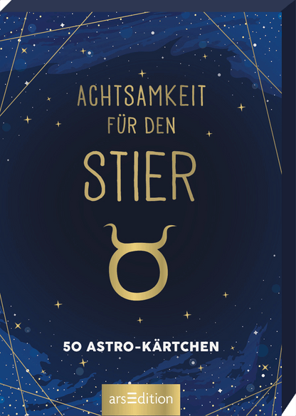 Das Buchcover zeigt einen tiefblauen Hintergrund, der mit goldenen Sternen und einer stilisierten Darstellung des Sternzeichens „Stier“ verziert ist. Zentral steht der Titel „ACHTSAMKEIT FÜR DEN STIER“ in elegantem, goldenen Schriftzug, wobei das Wort „STIER“ besonders hervorstechen. Unterhalb des Titels sind die Worte „50 ASTRO-KÄRTCHEN“ in kleinerer Schrift platziert. Ganz unten mittig steht der Logoschriftzug von arsEdition.
