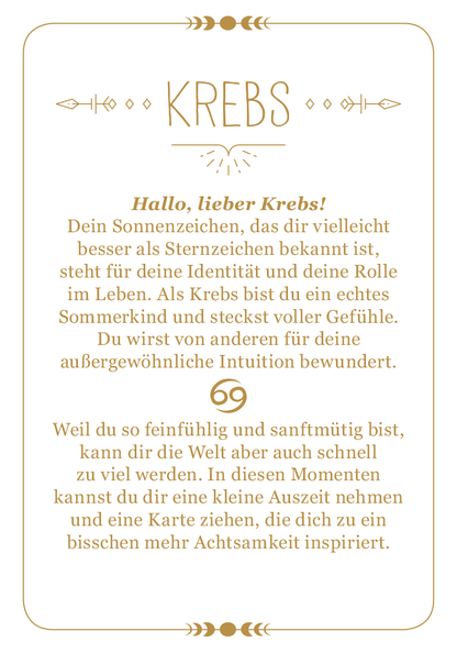 Gezeigt wird eine Innen- oder Zusatzansicht von „Achtsamkeit für den Krebs“. Der Text ist zentral angeordnet und nutzt eine große, elegante Serifenschrift in goldener Farbe für das Wort „KREBS“. Darunter befindet sich eine freundliche, handschriftliche Begrüßung in sanften Brauntönen. Der gesamte Hintergrund ist in einem hellen, neutralen Farbton gehalten, der die Lesbarkeit unterstützt. Verzierte Elemente wie kleine Symbole ergänzen das Design und schaffen eine einladende,...