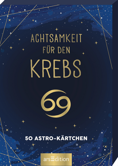 Das Cover zeigt einen tiefblauen Hintergrund, der mit goldenen Sternen und feinen Linien eines Sternenbildes verziert ist. In der Mitte steht der Titel „ACHTSAMKEIT FÜR DEN KREBS“ in eleganter, goldener Typografie. Darunter befindet sich die Zahl „69“ in einer geschwungenen Schrift, die in einem leuchtenden Goldton gehalten ist. Am Fuß des Covers steht der Hinweis „50 ASTRO-KÄRTCHEN“. Ganz unten mittig steht der Logoschriftzug von arsEdition.
