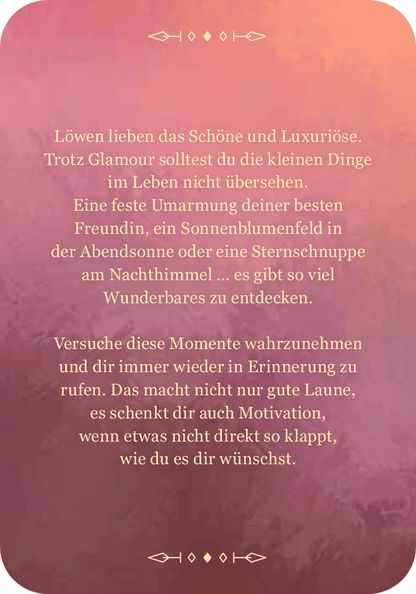 Gezeigt wird eine Innen- oder Zusatzansicht von „Achtsamkeit für den Löwen“. Der Hintergrund in sanften Rosa- und Lilatönen vermittelt eine entspannte Atmosphäre. Die zentrale, beigefarbene Schrift harmoniert mit der Farbgebung und präsentiert eine inspirierende Botschaft über Achtsamkeit und Wertschätzung der kleinen Dinge im Leben. Decorative Elementen in Form von Linien und Symbolen an oberer und unterer Kante unterstreichen die Eleganz des Designs.