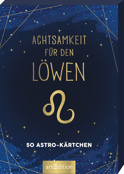Das Buchcover zeigt einen nächtlichen Himmel in tiefem Blau, durchzogen von funkelnden, golden schimmernden Sternen. In der Mitte steht der Titel „ACHTSAMKEIT FÜR DEN LÖWEN“ in eleganter, goldener Typografie. Unter dem Titel erscheint eine geschwungene, goldene Linie, die das Sternzeichen Löwe symbolisiert. Unten auf dem Cover sind die Worte „50 ASTRO-KÄRTCHEN“ in einem schlichten, weißen Schriftzug zu sehen. Ganz unten mittig steht der Logoschriftzug von arsEdition.
