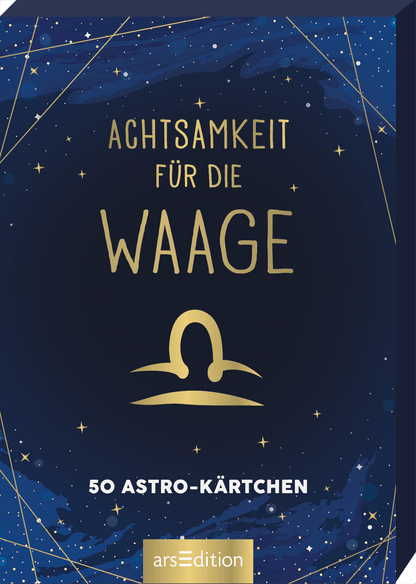 Das Buchcover zeigt einen tiefblauen Nachthimmel mit goldenen Sternen und feinen Linien, die an Sternbilder erinnern. Zentral steht in großen, goldenen Buchstaben der Titel „ACHTSAMKEIT FÜR DIE WAAGE“. Unterhalb des Titels ist das Symbol der Waage in einer stilisierten, weißen Darstellung zu sehen. Darunter steht in kleineren Buchstaben „50 ASTRO-KÄRTCHEN“. Ein SPIEGEL-Bestseller-Button ist nicht vorhanden. Ganz unten mittig steht der Logoschriftzug von arsEdition.