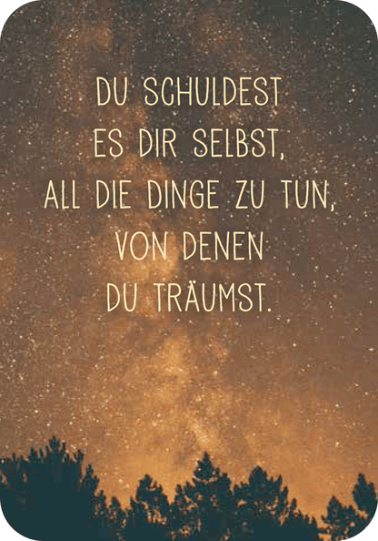 Gezeigt wird eine Innen- oder Zusatzansicht von „Achtsamkeit für den Schützen“. Im Vordergrund befindet sich ein ruhiger, nachtschwarzer Himmel mit leuchtenden Sternen. Auf diesem Hintergrund ist ein inspirierender Text in einer sanften, handschriftlichen Schriftart platziert. Die Worte „DU SCHULDEST ES DIR SELBST, ALL DIE DINGE ZU TUN, VON DENEN DU TRÄUMST“ sind in hellem, warmen Gelb gehalten, was einen positiven und motivierenden Eindruck vermittelt. Am unteren Rand sind...