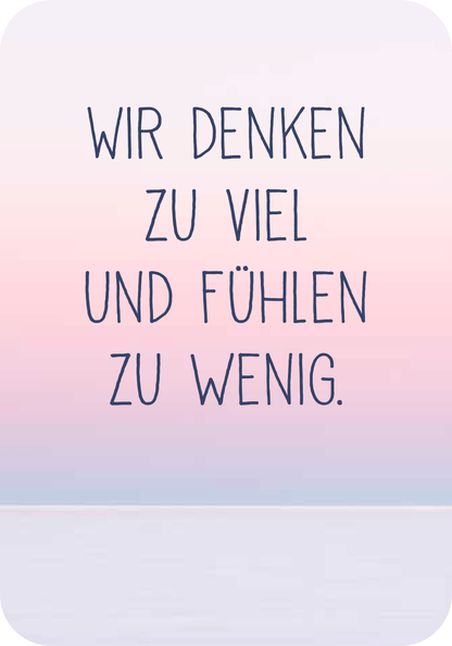 Gezeigt wird eine Innen- oder Zusatzansicht von „Achtsamkeit für den Wassermann“. Der Hintergrund verläuft in sanften Pastelltönen von Rosa zu Blau, was eine beruhigende Atmosphäre schafft. In der Mitte des Bildes steht der Text „WIR DENKEN ZU VIEL UND FÜHLEN ZU WENIG“ in einer klaren, handgeschriebenen Schriftart, die durch ihre Einfachheit auffällt. Die Kombination der Farben und die Typografie ermutigen zur Achtsamkeit und Selbstreflexion.