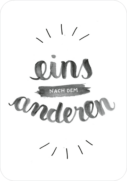 Gezeigt wird eine Innen- oder Zusatzansicht von „Glücksmantras für die Handtasche“. Die Gestaltung präsentiert handschriftliche Typografie in Schwarz auf einem weißen Hintergrund. Die zentrale Botschaft „eins nach dem anderen“ wird in unterschiedlichen Schriftgrößen und -stilen hervorgehoben. Strahlende Linien umrahmen den Text und verleihen der Komposition eine dynamische, positive Ausstrahlung. Die Verwendung von Grautönen sorgt für eine harmonische und ansprechende...