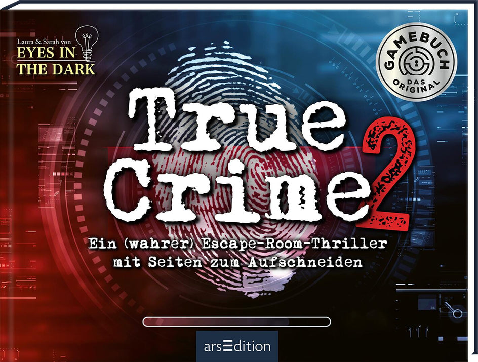 Cover des Buches 'True Crime 2' von Laura und Sarah von 'Eyes in the Dark'. Im Hintergrund ist ein digitales Motiv mit roten und blauen Farben sowie technischen Elementen zu sehen. Zentral steht der Titel 'True Crime' in weißer Schrift mit einer roten Zahl 2, über einer weißen Fingerabdruck-Grafik. Darunter der Text: 'Ein (wahrer) Escape-Room-Thriller mit Seiten zum Aufschneiden'. Oben rechts ein Siegel mit der Aufschrift 'Gamebuch - Das Original'. Unten das Logo von arsEdition.