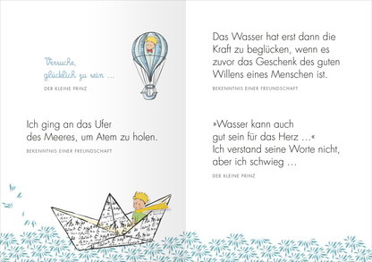 Gezeigt wird eine Innenansicht von „Du allein wirst Sterne haben, die lachen können ...“. Die Seite präsentiert eine sanfte Farbpalette mit blauen, grünen und weißen Tönen. Zu sehen sind Illustrationen, darunter ein kleiner Prinz in einem Papierboot und ein Luftballonfahrer. Die typografischen Elemente kombinieren verspielte Schriftarten mit handschriftlichen Anmerkungen, während die Texte emotionale und nachdenkliche Botschaften vermitteln. Floral gestaltete Elemente runden die...