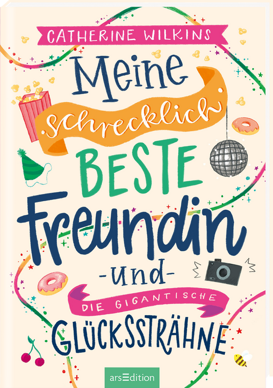 Auf dem Cover von „Meine schrecklich beste Freundin – und die gigantische Glückssträhne“ von Catherine Wilkins dominieren lebendige Farben wie Pink, Grün und Blau. Der Hintergrund ist hellbeige, während die verschnörkelte Typografie die Titelworte dynamisch anordnet. Es sind verspielte Grafiken wie Popcorn, Donuts und eine Discokugel zu sehen, die eine fröhliche Atmosphäre schaffen. Ganz unten mittig steht der Logoschriftzug von arsEdition.