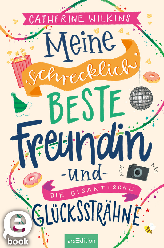 Auf dem Cover von „Meine schrecklich beste Freundin – und die gigantische Glückssträhne“ von Catherine Wilkins dominieren lebendige Farben wie Pink, Grün und Blau. Der Hintergrund ist hellbeige, während die verschnörkelte Typografie die Titelworte dynamisch anordnet. Es sind verspielte Grafiken wie Popcorn, Donuts und eine Discokugel zu sehen, die eine fröhliche Atmosphäre schaffen. Ganz unten mittig steht der Logoschriftzug von arsEdition.