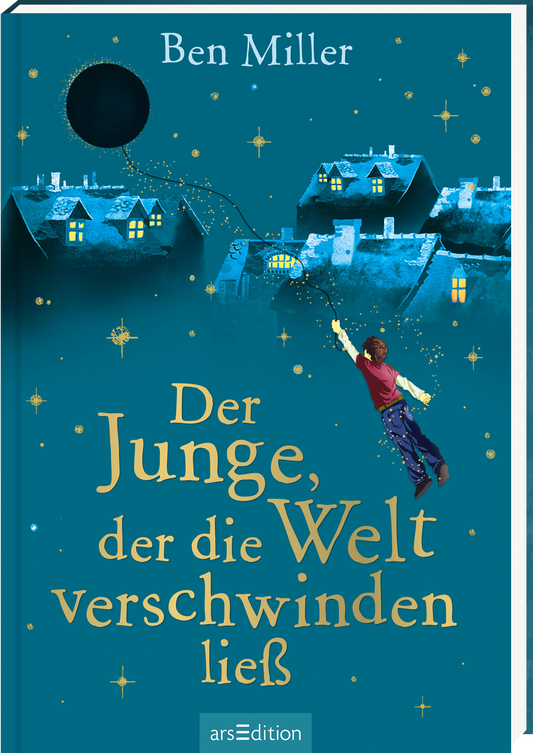 Das Buchcover zeigt einen tiefblauen Himmel mit funkelnden Sternen und einem großen, schwarzen Mond. Im Vordergrund ist ein Junge in rotem Shirt und blauem Hosenanzug abgebildet, der auf eine Stadt mit leuchtenden Fenstern blickt. Die Schrift des Titels „Der Junge, der die Welt verschwinden ließ“ ist groß und in hellem Gelb, wodurch sie ins Auge fällt. Ganz oben steht der Name des Autors Ben Miller. Ganz unten mittig steht der Logoschriftzug von arsEdition.