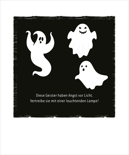 Gezeigt wird eine Innen- oder Zusatzansicht von „Mein cooles leuchtendes Kritzkratz-Buch“. Die Illustration zeigt drei verschiedene Geister auf einem schwarzen Hintergrund. Die Geister sind in Weiß gehalten und haben unterschiedliche Gesichtsausdrücke. In der Mitte befindet sich ein Text in gut lesbarer, klarer Schrift: „Diese Geister haben Angst vor Licht. Vertreibe sie mit einer leuchtenden Lampe!“ Die Kombination aus Farben und freundlicher Typografie vermittelt eine spielerische...
