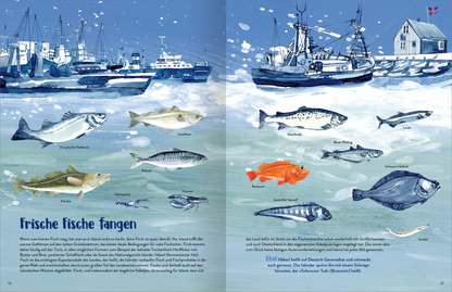 Gezeigt wird eine Innen- oder Zusatzansicht von „Island“. Die Illustration zeigt eine maritime Szenerie mit Booten und einem Strandhaus im Hintergrund, umgeben von einer blauen Wasseroberfläche. Auf der linken Seite sind verschiedene Fischarten abgebildet, darunter der Heringslachs und der Dorsch, die im Detail beschrieben sind. Die Schrift ist klar und gut lesbar, in einer ansprechenden, freundlichen Typografie. Die Farben sind überwiegend blau und kräftige kontrastierende Farbtöne...