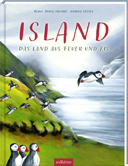 Auf dem Buchcover wird mit sanften Farben eine Landschaft Islands dargestellt, die von leuchtendem Grün und sanften Grautönen geprägt ist. Mehrere hübsche Papageitaucher stehen im Vordergrund, während im Hintergrund das Meer und majestätische Berge angedeutet werden. Der Titel „ISLAND“ ist in großen roten Buchstaben oben platziert, darunter steht der Untertitel „das Land aus Feuer und Eis“ in kleinerer Schrift. Ganz oben sind die Autorinnennamen Heike Anita Thomas und Corina...