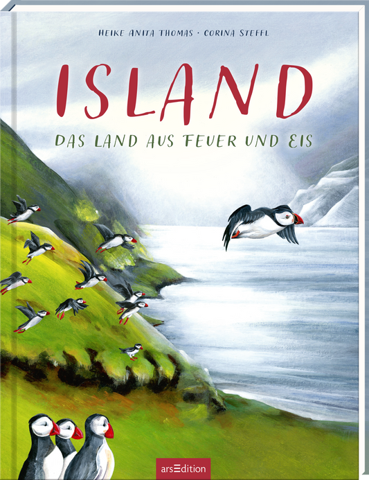 Auf dem Buchcover wird mit sanften Farben eine Landschaft Islands dargestellt, die von leuchtendem Grün und sanften Grautönen geprägt ist. Mehrere hübsche Papageitaucher stehen im Vordergrund, während im Hintergrund das Meer und majestätische Berge angedeutet werden. Der Titel „ISLAND“ ist in großen roten Buchstaben oben platziert, darunter steht der Untertitel „das Land aus Feuer und Eis“ in kleinerer Schrift. Ganz oben sind die Autorinnennamen Heike Anita Thomas und Corina...