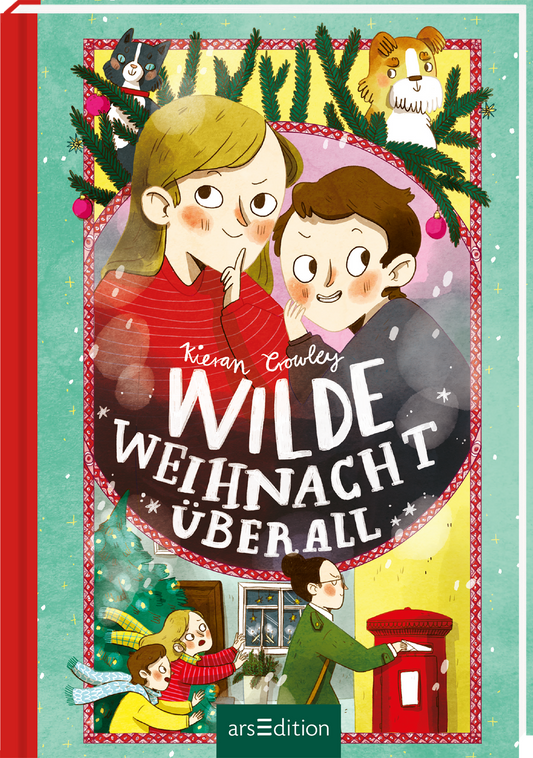 Auf dem Buchcover sind zwei fröhliche Kinder abgebildet, die sich heimlich zuprostend anlächeln. Sie stehen vor einer festlich dekorierten Tür mit einem Briefkasten. Die Farbpalette umfasst lebendige Rot- und Grüntöne, die eine weihnachtliche Atmosphäre schaffen. Der Titel „WILDE WEIHNACHT ÜBER ALL“ steht in großer, verspielter Schrift in der Mitte des Covers. Oben sind kleine Tiere und Weihnachtsornamente zu sehen. Ganz unten mittig steht der Logoschriftzug von arsEdition.
