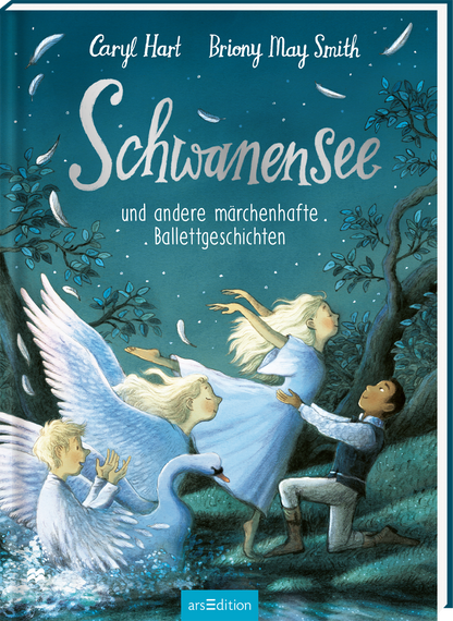 Das Buchcover zeigt eine traumhafte Szene mit drei schwanenartigen Figuren, die in einem fantastischen Wald tanzen. Die Farben sind sanft und harmonisch in Blau- und Grüntönen gehalten. Der Titel „Schwanensee“ ist verschnörkelt in weißer Schrift über dem Bild platziert. Darunter steht der Untertitel „und andere märchenhafte Ballettgeschichten“ in einer kleineren, klaren Schrift. Ganz oben links sind die Autoren Caryl Hart und Briony May Smith vermerkt. Rechts unten ist der...