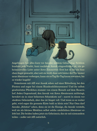 Gezeigt wird eine Innen- oder Zusatzansicht von „Anouk, dein nächstes Abenteuer ruft!“. Die Illustration zeigt das Mädchen Anouk mit langen, dunklen Haaren, das auf dem Boden vor einer geschlossenen Tür liegt. Neben ihr sitzt ihr kleiner Stofftier-Affe. Der Raum ist dunkel, während unter der Tür ein heller Lichtschein hervortritt.