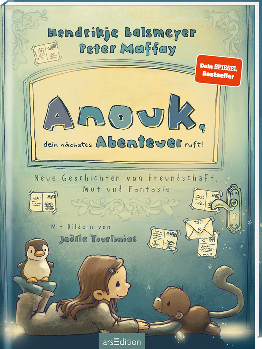 Das Buchcover zeigt im Vordergrund das Mädchen Anouk mit langen, braunen Haaren, das fröhlich mit ihren Stofftieren, einem Pinguin und einem Affen, spielt. Der Titel „Anouk, dein nächstes Abenteuer ruft!“ ist in großen, bunten Buchstaben gestaltet. Darüber stehen die Namen der Autoren Hendrikje Balsmeyer und Peter Maffay. Darunter ist der Hinweis „Mit Bildern von Joëlle Tourlonias“ zu sehen. Ein roter Button verkündet „Dein SPIEGEL Bestseller“. Ganz unten mittig steht der...