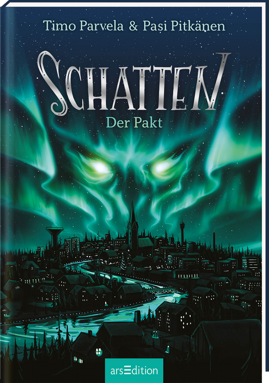 Das Buchcover zeigt eine mystische Nachtlandschaft in dunklen Blau- und Grüntönen. Im Vordergrund ist eine stilisierte Stadt mit detaillierten Gebäuden und Bäumen abgebildet. Über der Stadt leuchten hellgrüne Aurora-ähnliche Lichterscheinungen, die ein geheimnisvolles Wesen mit leuchtenden Augen andeuten. Der Titel „Schatten“ ist in großen, silbernen Buchstaben oben mittig platziert, während der Untertitel „Der Pakt“ in kleinerer Schrift darunter steht. Oben links sind die...