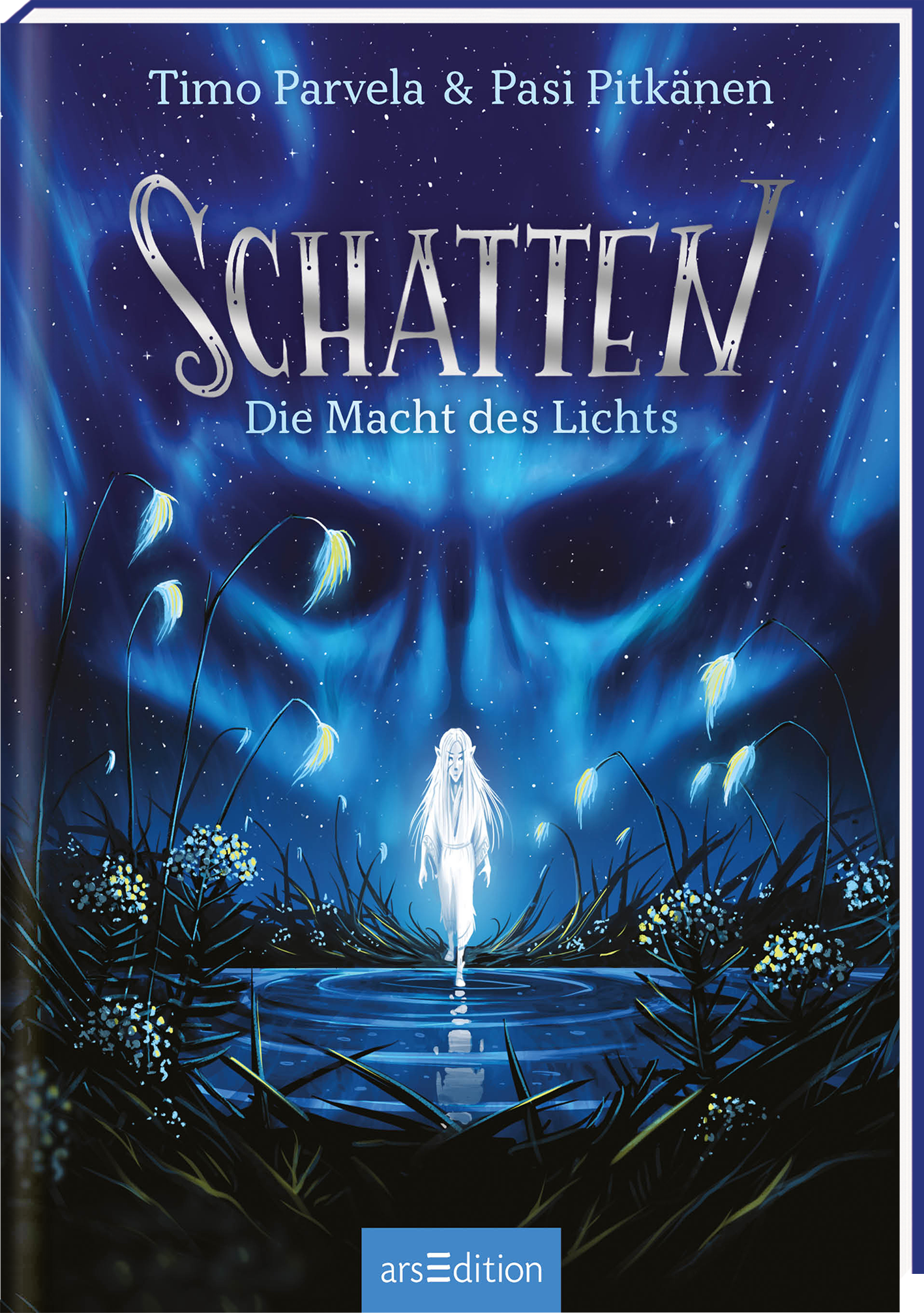 Das Buchcover zeigt eine mystische Szenerie in tiefblauen und violetten Farbtönen. Im Vordergrund steht eine helle, schattenhafte Gestalt, die durch eine Wasseroberfläche schreitet. Umgeben von sanften, leuchtenden Pflanzen entfaltet sich eine geheimnisvolle Atmosphäre. Der Titel „SCHATTE N“ ist in eleganter, silberner Typografie oben platziert, während darunter der Untertitel „Die Macht des Lichts“ steht. Ganz unten mittig steht der Logoschriftzug von arsEdition.