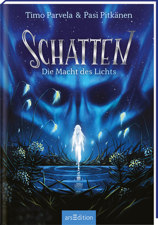Das Buchcover zeigt eine mystische Szenerie in tiefblauen und violetten Farbtönen. Im Vordergrund steht eine helle, schattenhafte Gestalt, die durch eine Wasseroberfläche schreitet. Umgeben von sanften, leuchtenden Pflanzen entfaltet sich eine geheimnisvolle Atmosphäre. Der Titel „SCHATTE N“ ist in eleganter, silberner Typografie oben platziert, während darunter der Untertitel „Die Macht des Lichts“ steht. Ganz unten mittig steht der Logoschriftzug von arsEdition.