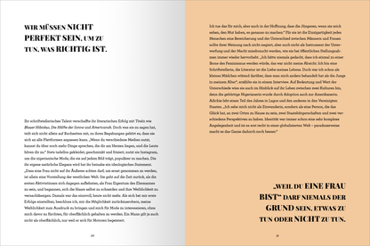 Gezeigt wird eine Innenansicht von „WOMEN“. Die linke Seite präsentiert einen weißen Hintergrund mit schwarzer Typografie, die eine klare, moderne Schriftart verwendet. Der Text beginnt mit „WIR MÜSSEN NICHT PERFEKT SEIN, UM ZU TUN, WAS RICHTIG IST.“ Die rechte Seite hat einen warmen, orangefarbenen Hintergrund mit einer großen, fetten Schrift in Schwarz, die den Satz „WEIL DU EINE FRAU BIST, DARF NIEMALS DER GRUND SEIN, ETWAS ZU TUN ODER NICHT ZU TUN.“ enthält.