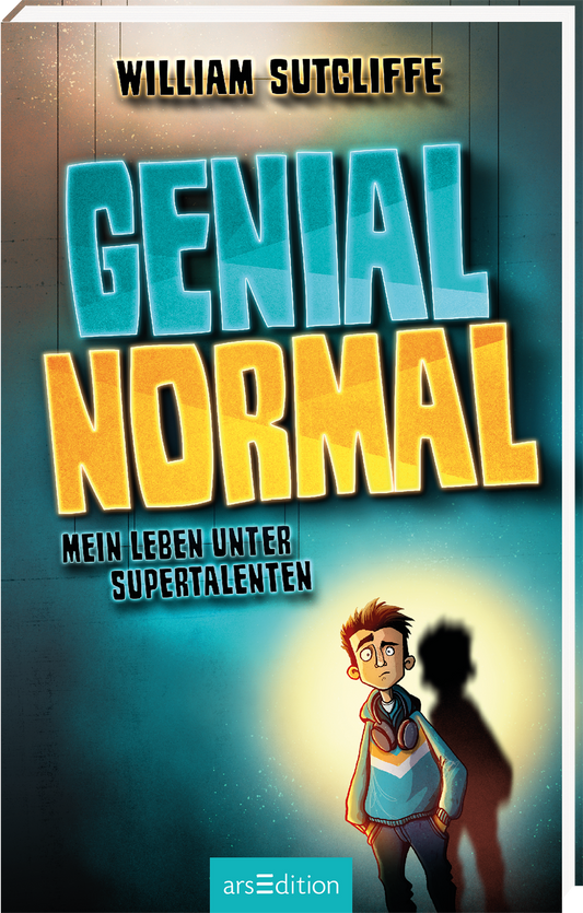 Das Buchcover zeigt einen Jungen mit braunen, zerzausten Haaren und einem nachdenklichen Ausdruck. Er trägt einen lässigen Pulli und steht vor einem düsteren Hintergrund. Der Titel „GENIAL NORMAL - Mein Leben unter Supertalenten“ leuchtet in großen, bunten Buchstaben über ihm. Oben ist der Name des Autors, William Sutcliffe, zu sehen. Ganz unten mittig steht der Logoschriftzug von arsEdition.