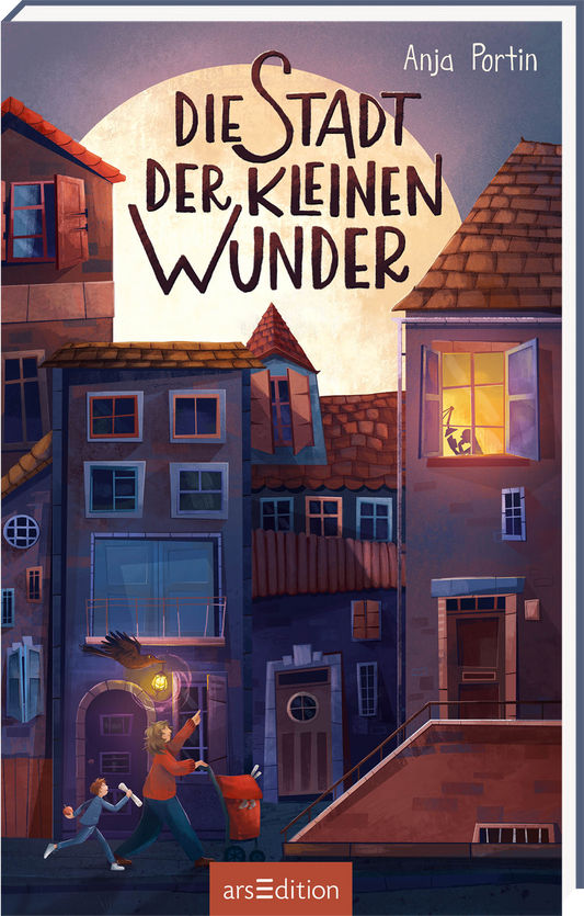Das Buchcover zeigt eine magische Stadtansicht bei Dämmerung, in der Häuser mit roten und blauen Fensterläden sowie verschiedenfarbige Ziegeldächer ins Auge fallen. In der Bildmitte steht ein Kind mit einer Laterne, umgeben von verwinkelten Gassen und leuchtenden Fenstern. Der Titel „Die Stadt der kleinen Wunder“ ist in großen, verspielten Buchstaben gehalten und kontrastiert weich mit dem Hintergrund. Ganz oben links steht der Name der Autorin Anja Portin. Ganz unten mittig steht der...