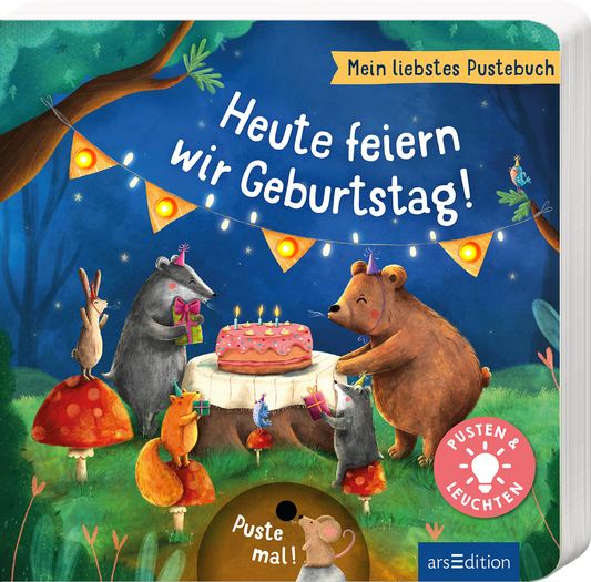 Das Cover zeigt eine festliche Szene im Wald, in der Bären, Mäuse und andere Tiere um einen Tisch mit einer bunten Geburtstagstorte versammelt sind. Über ihnen hängen Wimpel und Lichterketten, die eine fröhliche Atmosphäre schaffen. Der Titel „Heute feiern wir Geburtstag!“ ist in verspielter, weißer Schrift auf blauer Fläche abgedruckt. Unten rechts befindet sich ein runder Button mit der Aufschrift „Pusten & Leuchten“. Ganz unten mittig steht der Logoschriftzug von...