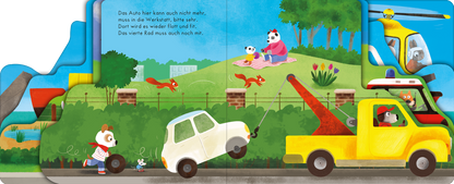Gezeigt wird eine Innen- oder Zusatzansicht von „Auf zum Einsatz!“. Die Illustration zeigt einen bunten, kinderfreundlichen Alltag. Auf der linken Seite sieht man einen kleinen Bären, der ein weißes Auto zieht, während ein gelbes Abschleppfahrzeug bereitsteht. Im Hintergrund sind grüne Hügel und Bäume zu sehen. Ein Panda sitzt mit einem kleinen Vogel auf einer Wiese, umgeben von roten Eichhörnchen. Die Farben sind lebhaft und hell, die Typografie ist freundlich und gut lesbar.